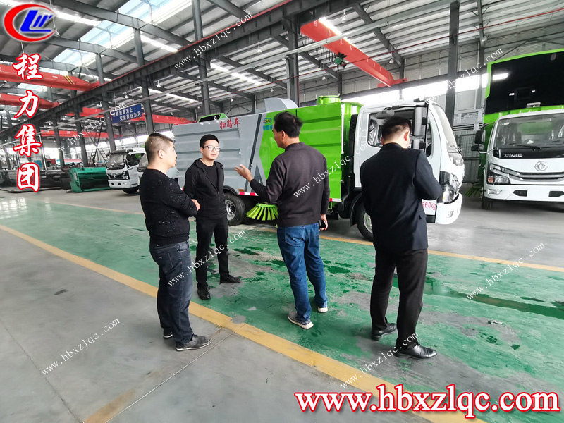 河南鄭州經貿學院采購部來程力集團參觀并訂購東風小多利卡掃路車